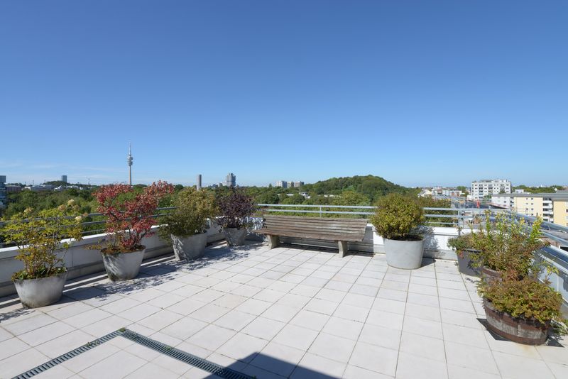 Attraktive, großzügige Dachterrassen-Wohnung mit Alpenblick